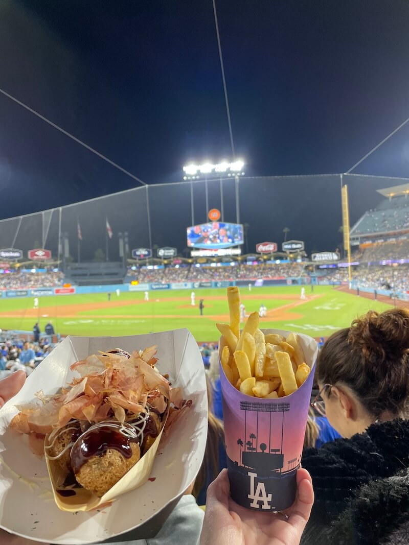 ドジャースタジアムで食べるポテトと銀だこ