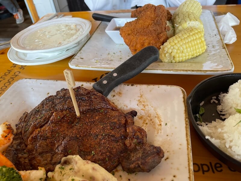 ババガンプシュリンプレストランで食べるビッグサイズのチキン