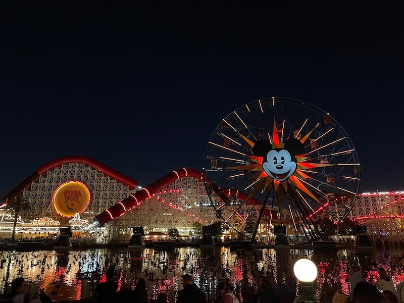 夜のカリフォルニアアドベンチャーパーク