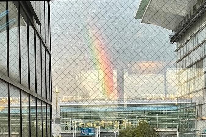 羽田空港から見た虹