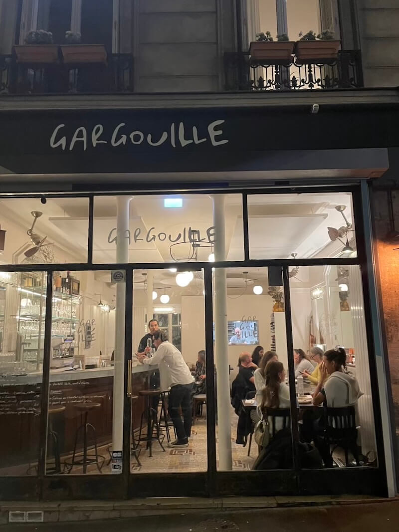 外から見たレストランと店員