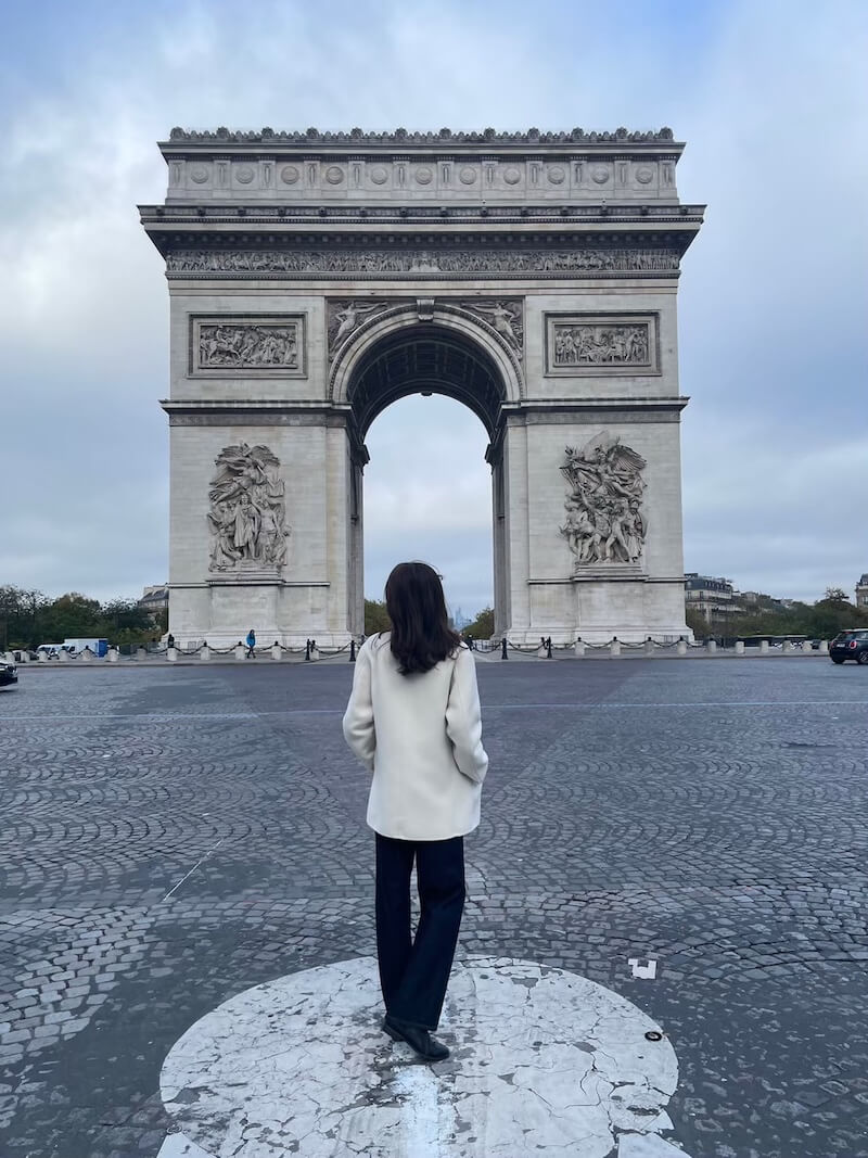 凱旋門を眺める女性