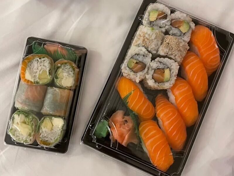 ホテル近辺の日本食屋さんでテイクアウトした寿司