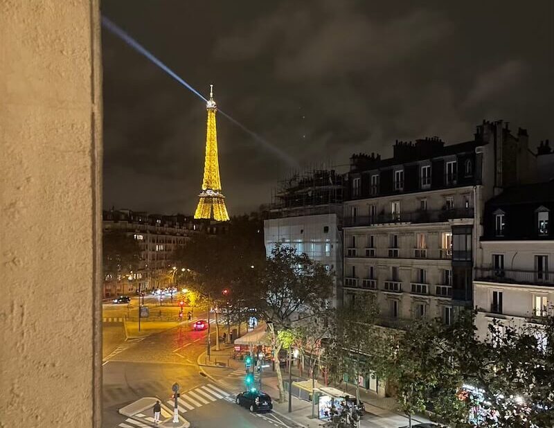ホテルから眺める光り輝くエッフェル塔