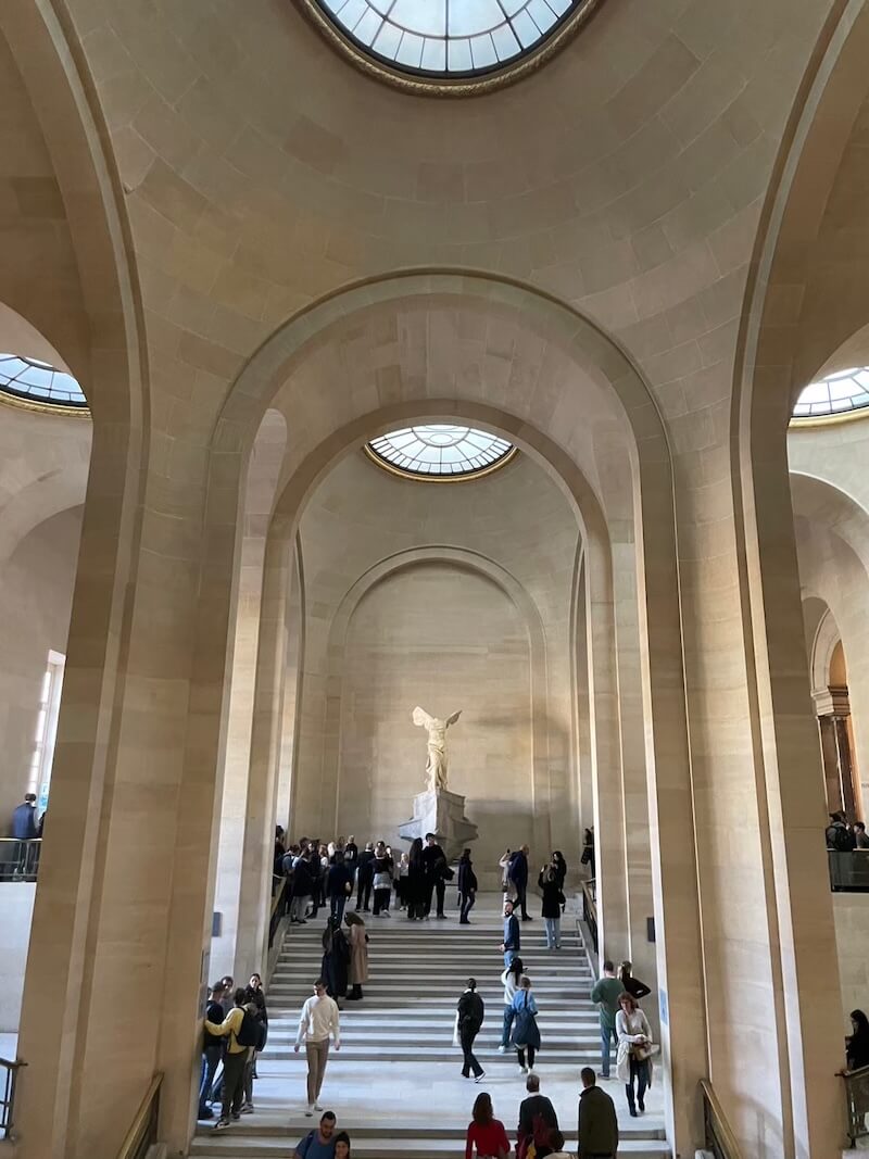 遠くから見たサモトラケのニケ