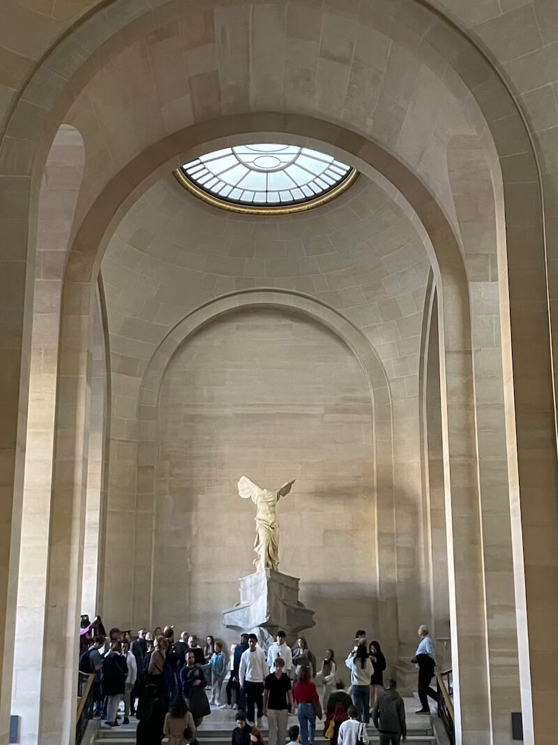 遠くから眺めたサモトラケのニケ