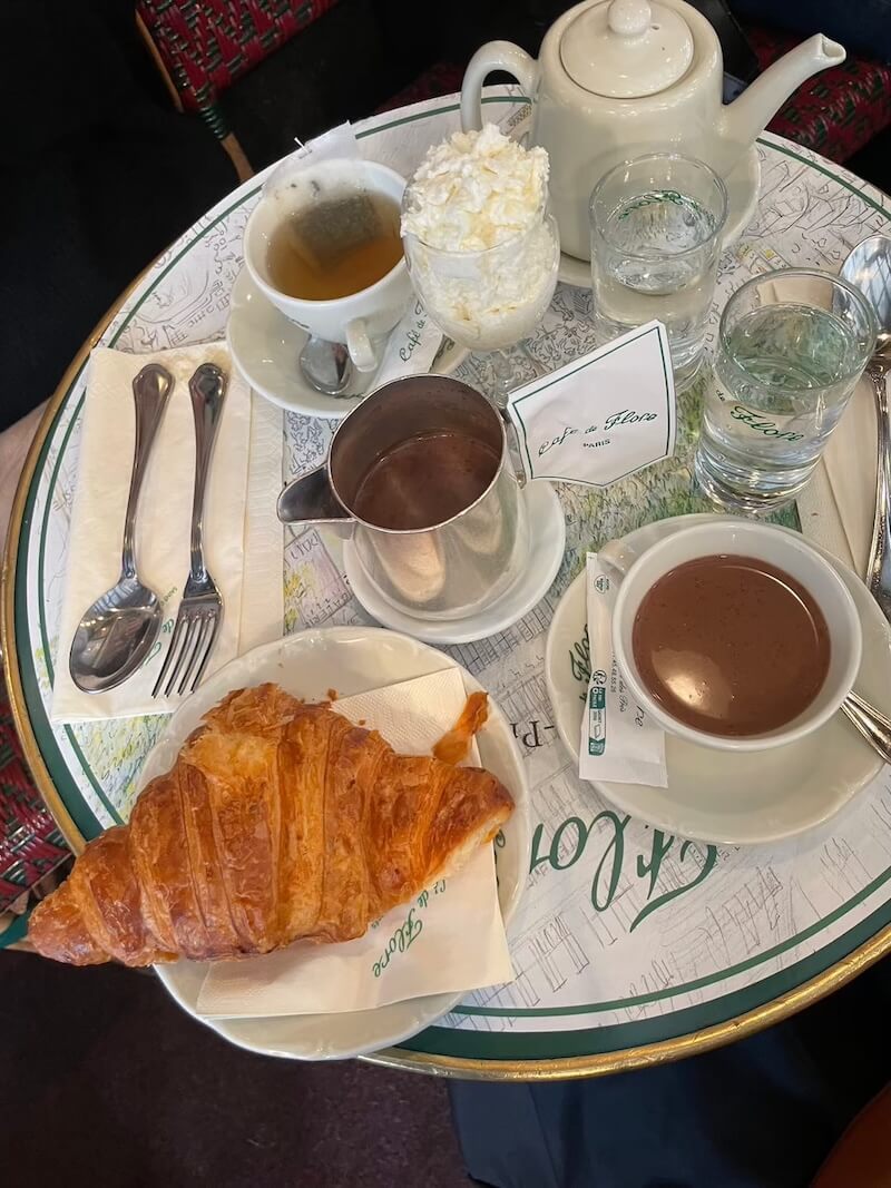 大きなクロワッサンとホイップ付きのホットココア