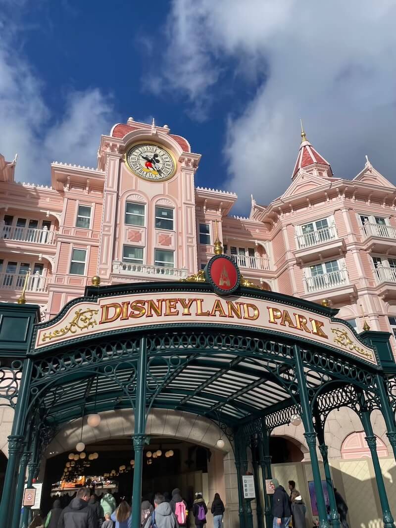 ピンク色のディズニーランドパークホテル