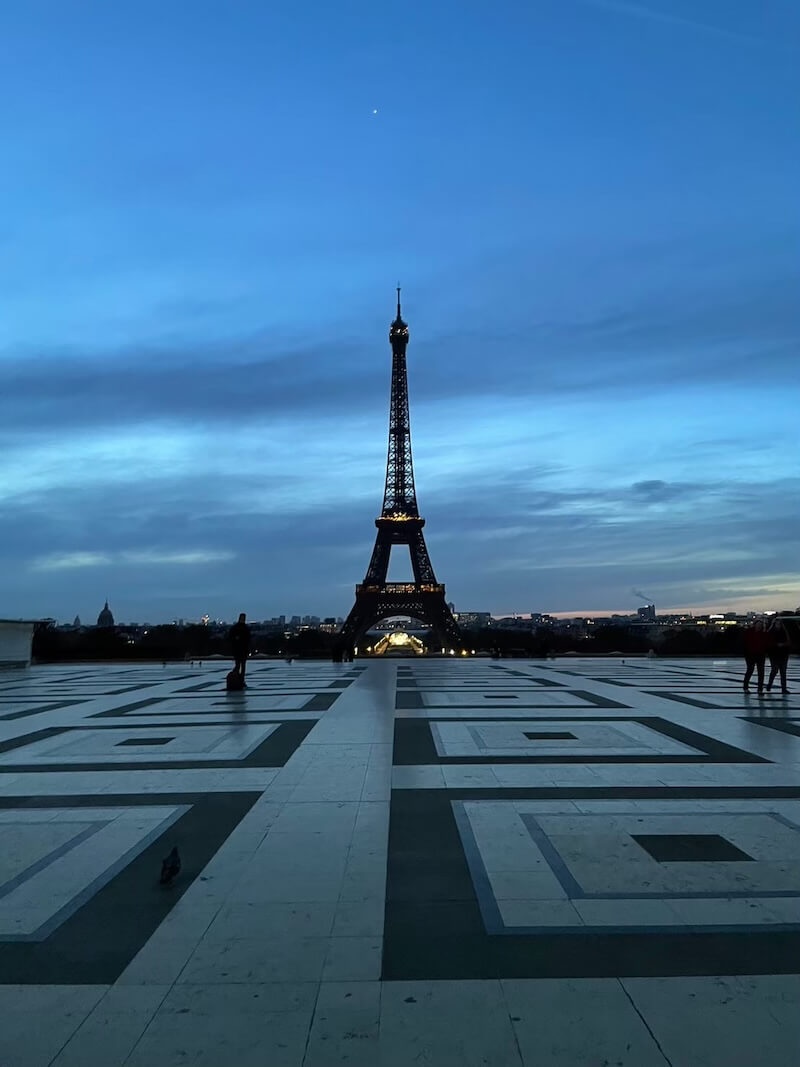 朝一にトロカデロ広場から見たエッフェル塔