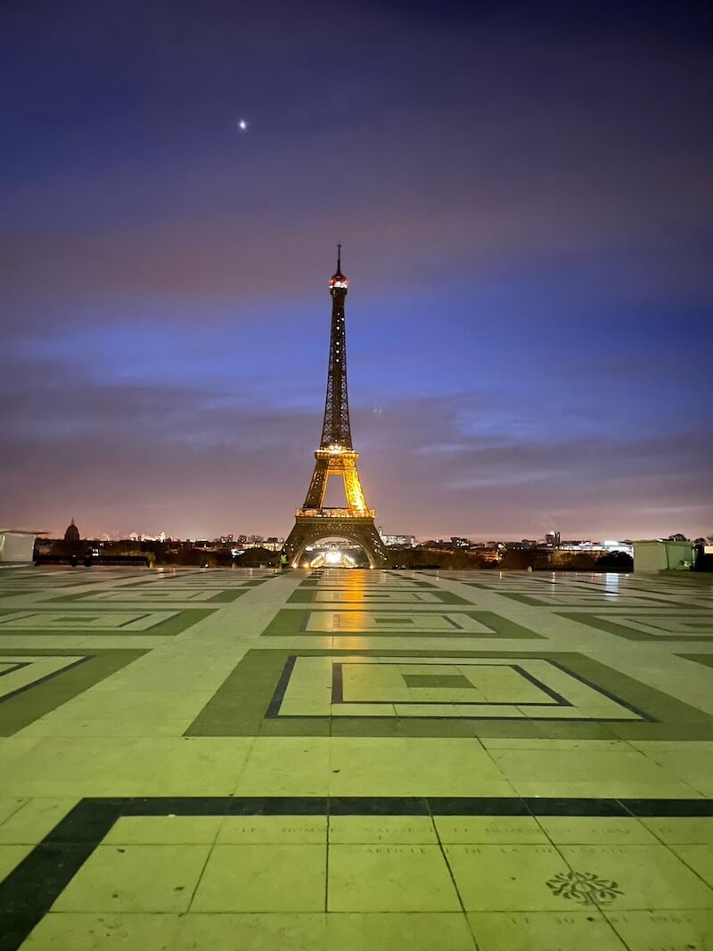 トロカデロ広場から一望した夜明け前のエッフェル塔