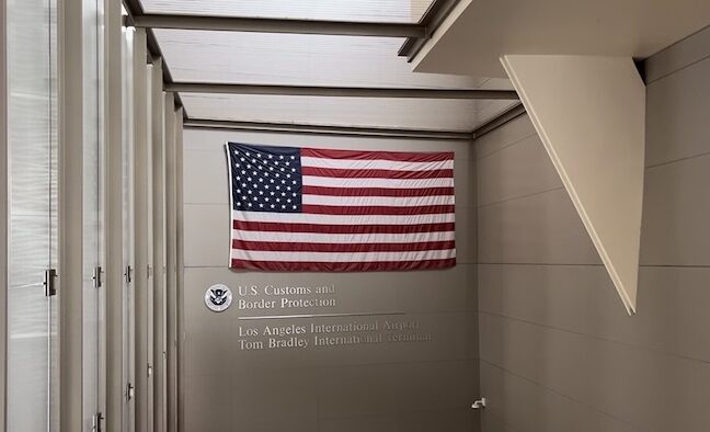 ロサンゼルス空港のアメリカの国旗