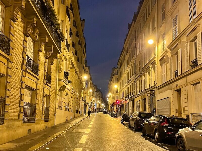 朝日が昇る前のパリの街並み