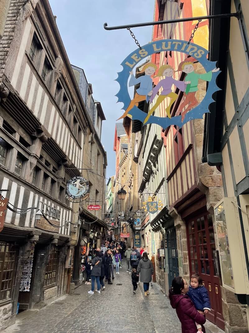 モン・サン・ミシェルに入る前の参道グランドリュ