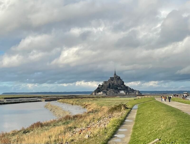 遠くから見たモンサンミッシェル