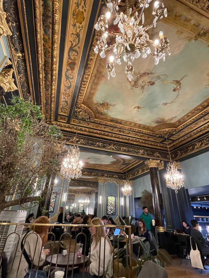 オペラ座ガルニエ前にあるスターバックス