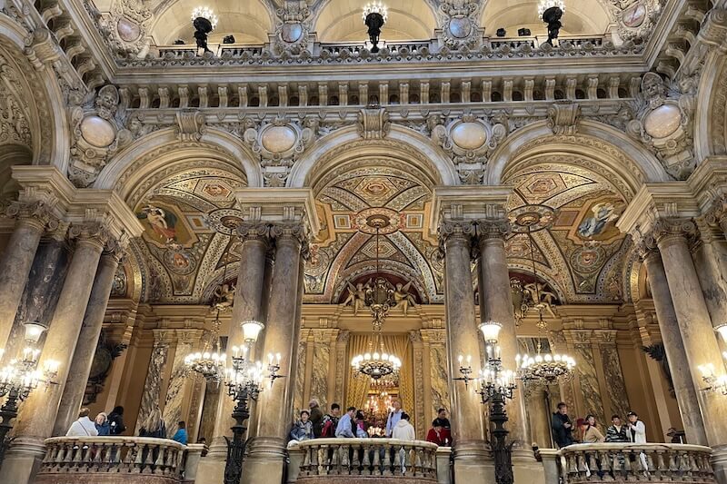 下から見上げたオペラ座ガルニエの2階