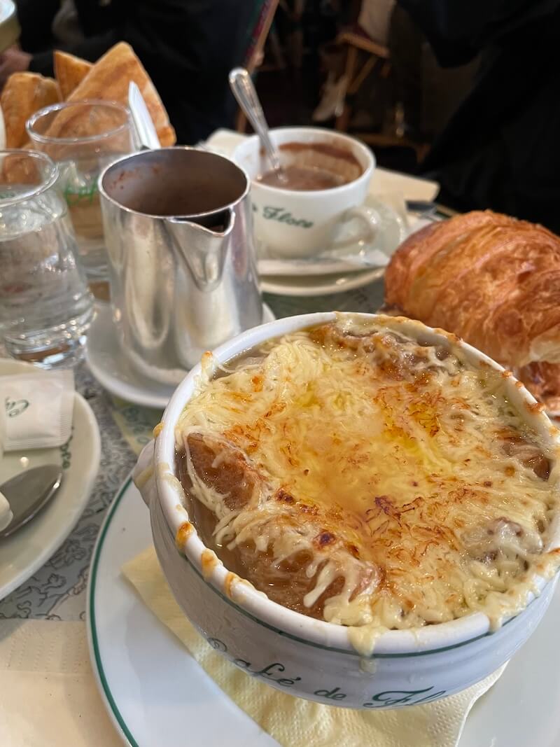 チーズがたっぷりと乗ったオニオングラタンスープ