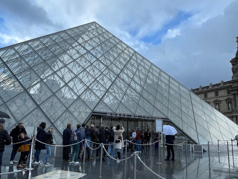 外からみたルーブル美術館の外観