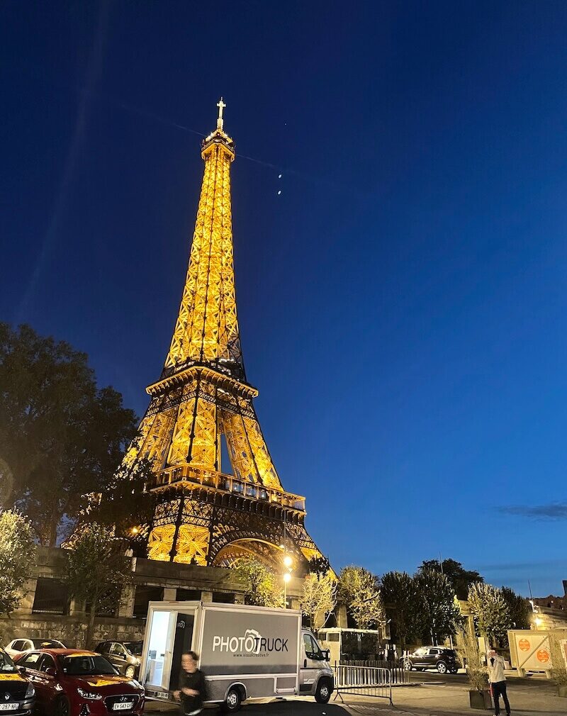 セーヌ川沿いから眺めた夜のエッフェル塔