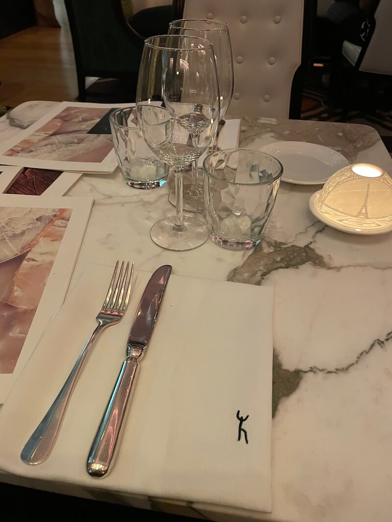 エッフェル塔を眺めながら食事を楽しめるレストラン