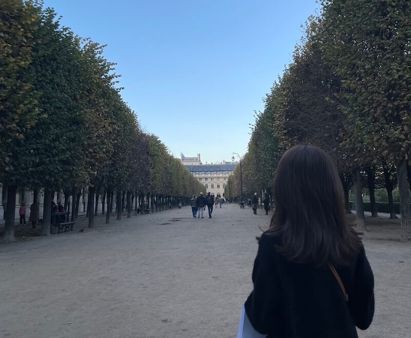 パレロワイヤルでミッションインポッシブルの真似をする女性