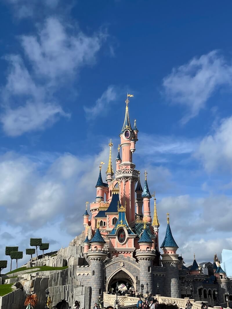 青空に映える眠れる森の美女の城