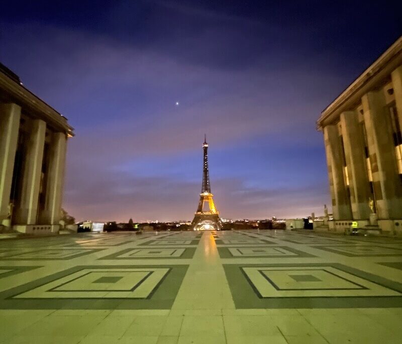 誰もいないトロカデロ広場から見たエッフェル塔