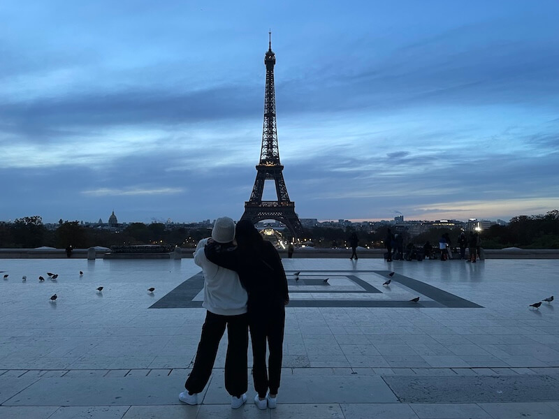 エッフェル塔の前で友人とツーショット