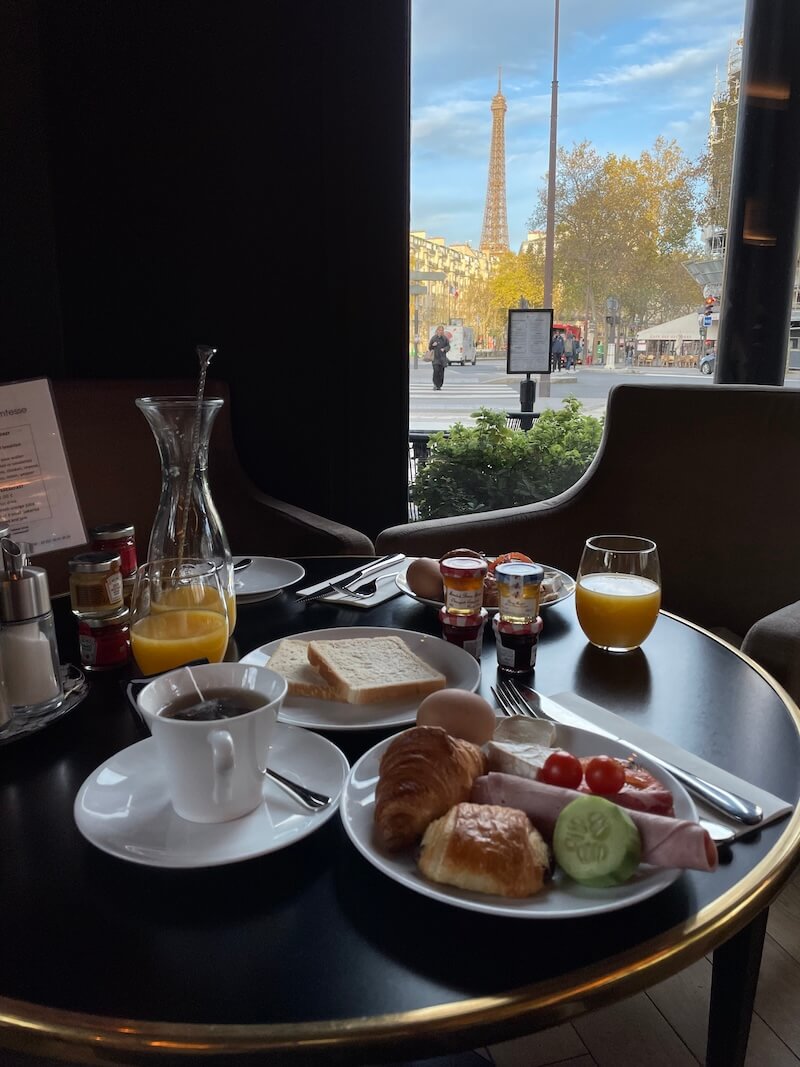 ホテルでエッフェル塔を眺めながらの朝食