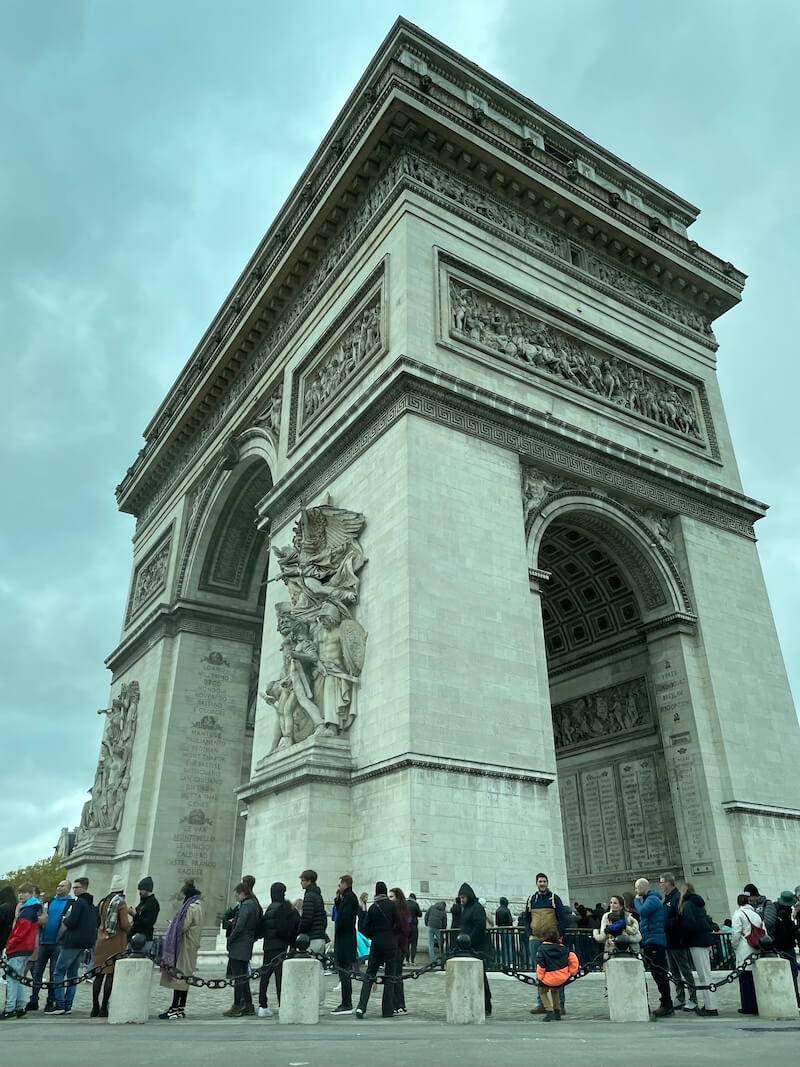 ロータリーから見上げる凱旋門